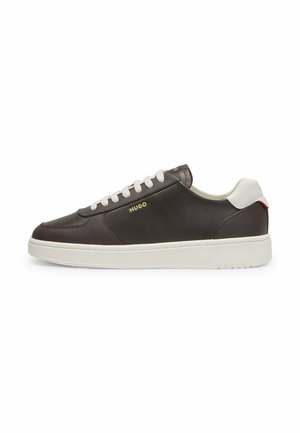 Lavprofilet mørkebrun lædersneaker med hvide snørebånd og sål, hvid hælflig, og gyldent HUGO-logo på siden.