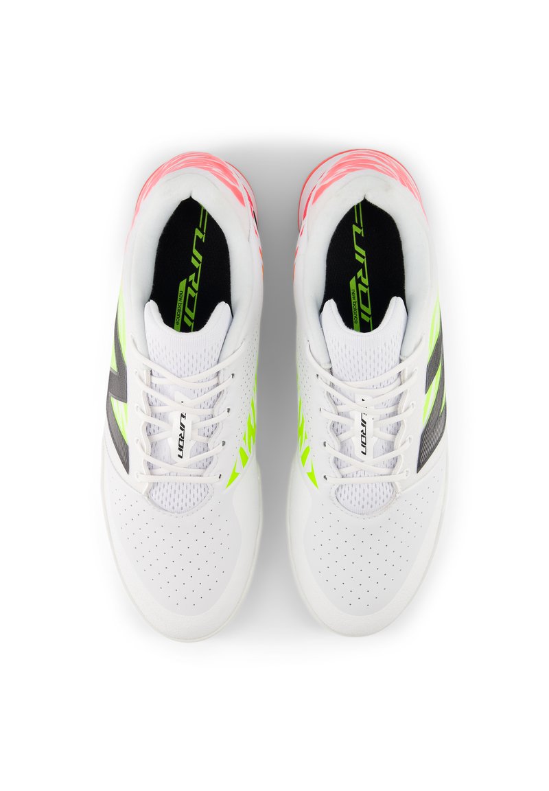 Zapatillas deportivas blancas con acentos en verde neón, detalles en negro y suelas con degradado rosa. Cuentan con textura perforada y diseño con cordones.