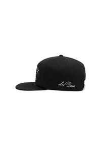 Svart snapback caps laget av stoff, med brodert hvit tekst på fronten og siden, flat skjerm og strukturert krone.