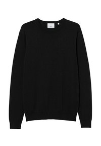 Zwarte ronde hals sweater gemaakt van een gladde gebreide stof. Heeft lange mouwen en ribgebreide boorden en zoom. Eenvoudig, effen ontwerp zonder patronen.