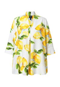 Blusa bianca in stile kimono con stampa di limoni e foglie verdi, con maniche a tre quarti e una silhouette fluida e rilassata.