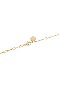 Gouden kettingarmband met ovale schakels en een karabijnsluiting. Inclusief een ronde tag met een zonneburstontwerp. Gladde textuur, reflecterende afwerking.