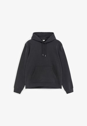 Juodas pliušinis džemperis su priekine kengūros kišene ir raišteliu uždaram gobtuvui, išdėliotas ant baltos fono.