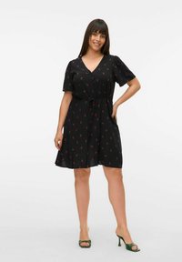 Robe noire à manches courtes, décolleté en V et fermeture à boutons sur le devant. Elle présente un motif cerise, une ceinture en tissu à la taille, et une jupe évasée.