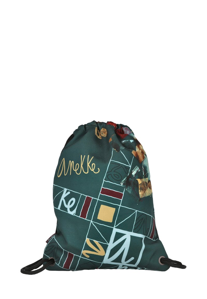 Mochila de cuerda con patrón geométrico verde, acentos amarillos y rojos, diseño floral artístico y texto en cursiva sobre la tela.