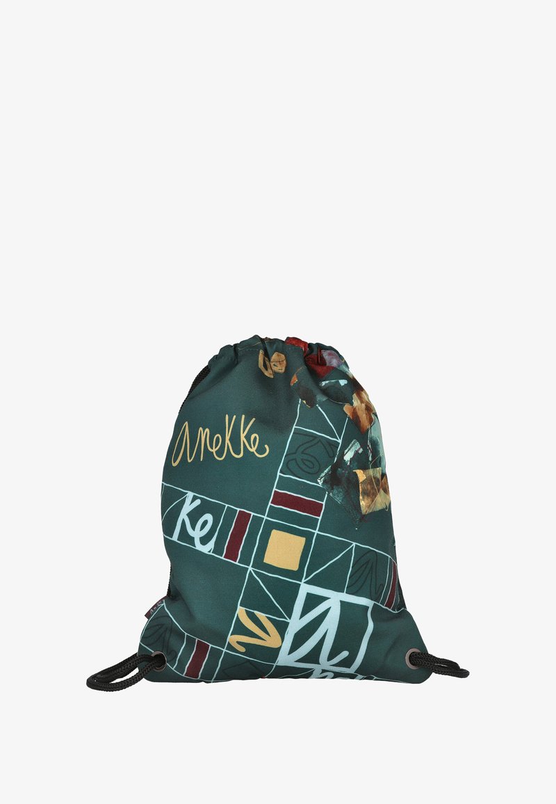 Mochila de cuerda con patrón geométrico verde, acentos amarillos y rojos, diseño floral artístico y texto en cursiva sobre la tela.