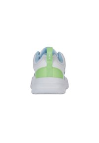 Valkoinen urheilujalkine, jossa on vaaleansiniset yksityiskohdat ja vihreä kantatuki. Tekstuuroitu kangasosa ja kumipohja tarjoavat paremman pidon. Takakuva.