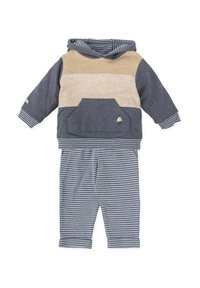Sudadera con capucha en rayas azules, beige y grises con un bolsillo frontal; combinada con pantalones a rayas en azul y blanco. Material de algodón.