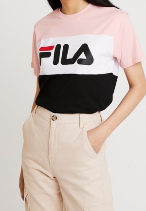 Farveblokeret T-shirt med pink, hvid og sorte sektioner. Har et stort sort FILA-logo. Blødt bomuldsstof, kortærmet, afslappet pasform.