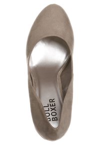 Beige mockask högklackad sko med rund tå och en glänsande silverfärgad innersula. Märkesnamnet "PULL BOXER" tryckt på innersulan. Slät textur.