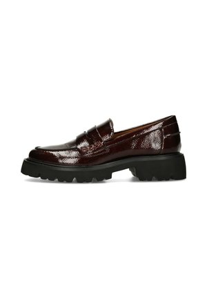 Dunkelbrauner glänzender Lederloafer mit klobiger schwarzer Gummisohle und niedrigem Absatz, Seitenansicht auf weißem Hintergrund.