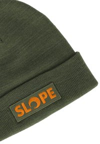 Grön stickad mössa med uppvik, försedd med ett orange märke som säger "SLOPE" i fet stil. Mjuk textur och snug passform.