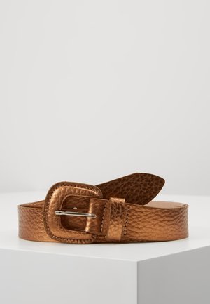 Getailleerde bronzen leren riem opgerold op een witte ondergrond, met een bijpassende bronzen rechthoekige gesp met gestikte randen.