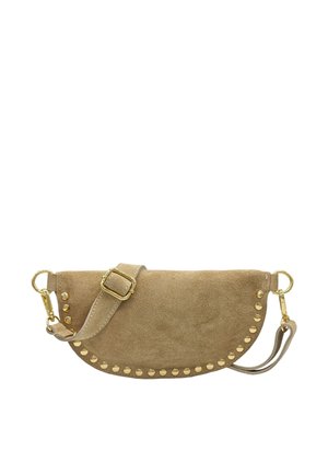 Sac bandoulière demi-lune en daim marron clair avec des clous dorés le long des bords et une sangle ajustable avec des accessoires dorés.