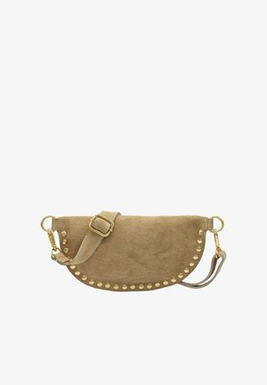 Sac bandoulière demi-lune en daim marron clair avec des clous dorés le long des bords et une sangle ajustable avec des accessoires dorés.