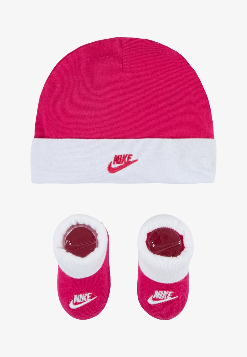 Gorro rosa com punho branco e logo da Nike; meias rosas a condizer com detalhe branco e logo. Tecido de malha suave, design casual.