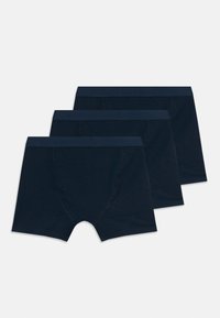 Drei marineblaue Herrenboxershorts mit elastischen Taillenbündchen, in einer versetzten Stapelung auf einem weißen Hintergrund angeordnet.