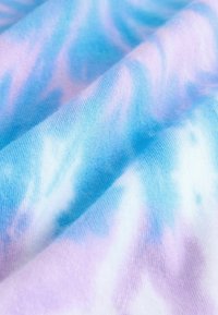 Țesătură ușoară cu un model tie-dye în nuanțe de albastru și violet, cu o textură netedă și o cădere moale și fluidă.