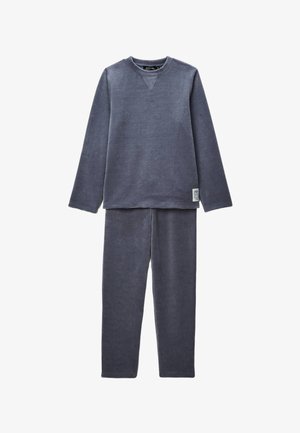 Ensemble de vêtements d'intérieur en coton gris foncé comprenant un haut à manches longues avec un col en V et un pantalon assorti. Texture lisse, design simple, sans motifs.