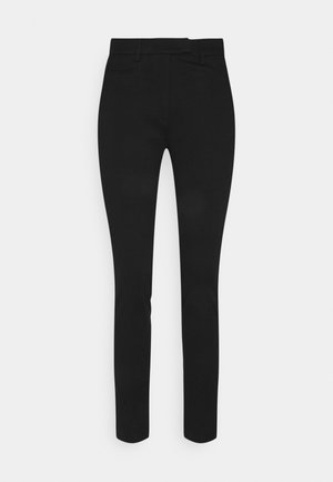 Pantalones ajustados negros hechos de tela suave. Presentan una cintura de tiro medio, dos bolsillos delanteros y piernas entalladas con un diseño limpio.