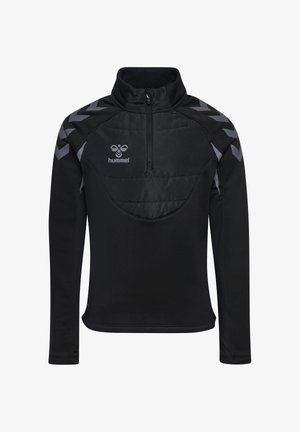 Sort langærmet sportspullover med kvart lynlås, polstret brystpanel, reflekterende chevronstriber på skuldrene og hummel-logo på brystet.