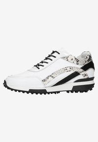 Biała sportowa buty z czarnymi i szarymi akcentami w wężowy wzór, teksturowana skóra i wytrzymała gumowa podeszwa zapewniająca przyczepność. Klasyczny sznurowany fason.