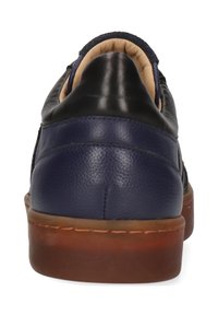 Sneaker da uomo in pelle blu navy con tallone in pelle nera, forma rotonda, superficie texturizzata, suola tan a contrasto e dettagli di cucitura minimi.
