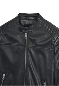 Giacca da moto in pelle nera con un design a spalla trapuntato, cerniere argento e colletto alto. Texture liscia e forma aderente.