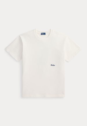 Fehér pamut rövid ujjú póló, kerek nyakkivágással, és a bal mellrészen egy kis tengerészkék "Polo" hímzett logóval.