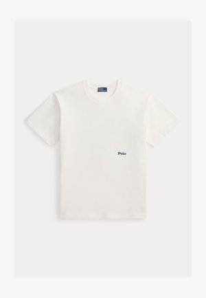 Λευκό βαμβακερό t-shirt με κοντά μανίκια, στρογγυλή λαιμόκοψη και μικρό κεντητό λογότυπο "Polo" σε μπλε χρώμα τοποθετημένο στο αριστερό στήθος.