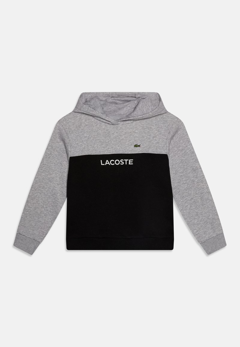 Sweat-shirt à capuche avec une partie supérieure grise et une partie inférieure noire. Il présente des poignets et un ourlet côtelés, avec un logo vert et le texte "LACOSTE" en blanc.