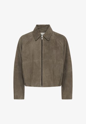 Veste en daim marron à fermeture éclair à l'avant, manches longues et col pointu, présentée sur un fond blanc uni.