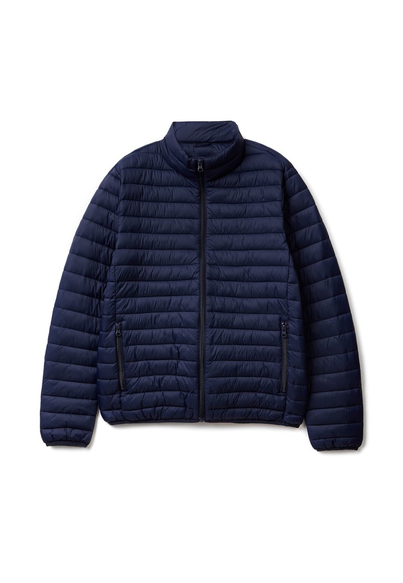 Granatowa kurtka puchowa z wysokim kołnierzem, zapinana na zamek z przodu i dwoma bocznymi kieszeniami na zamek. Wypełniona, z poziomymi szwami.