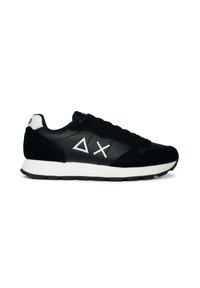 Scarpe sportive nere in materiale scamosciato e sintetico, con un motivo geometrico bianco, suola bianca e lacci neri.