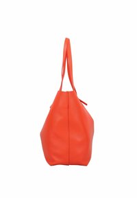 Oranje leren handtas met een gestructureerd oppervlak, slappe vorm, lange schouderbanden en een smalle opening aan de bovenkant.