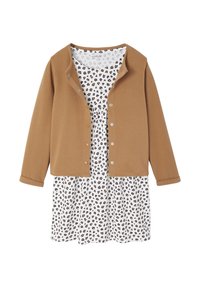 Brauner Knopf-Cardigan über einem weißen Kleid mit schwarzem Leopardenmuster. Der Cardigan hat einen runden Kragen und lange Ärmel.