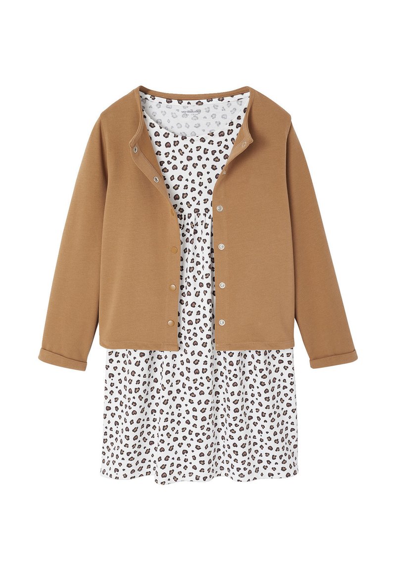 Brauner Knopf-Cardigan über einem weißen Kleid mit schwarzem Leopardenmuster. Der Cardigan hat einen runden Kragen und lange Ärmel.