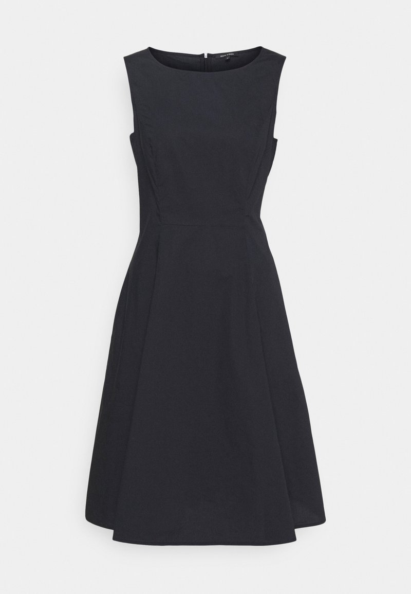 Černé bezramínkové šaty s přiléhavým živůtkem, rozšířenou sukní a kulatým výstřihem, vyrobené z lehké látky, s praktickým skrytým zipem na zadní straně.