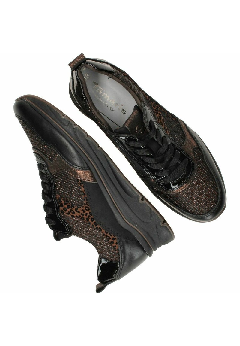 Zwarte sneakers met een getextureerd luipaardprintontwerp, glanzende accenten, dikke zolen en vetersluiting. Kenmerkt zich door zowel gladde als geprinte materialen.