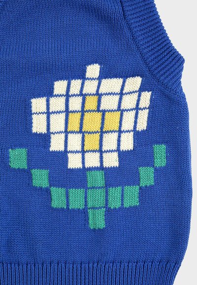 Modrý pletený sveter bez rukávov s pixelovým vzorom bieleho a žltého kvetu so zeleným stonkou a listami na prednej strane.