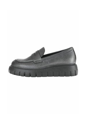 Scarpa slip-on in pelle nera testurizzata con una suola in gomma spessa e rigida. Presenta un design classico da mocassino con un delicato dettaglio frontale.