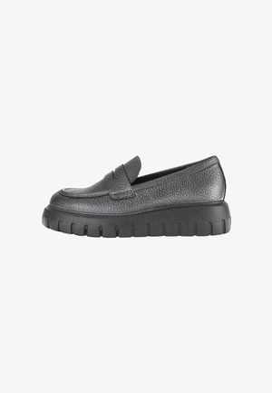 Scarpa slip-on in pelle nera testurizzata con una suola in gomma spessa e rigida. Presenta un design classico da mocassino con un delicato dettaglio frontale.