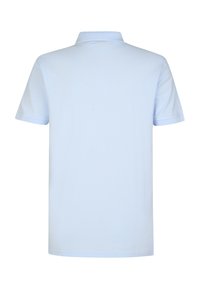 Polo azzurro chiaro realizzata in misto cotone. Presenta un colletto classico, maniche corte e una texture liscia. Nessun motivo o dettaglio aggiuntivo osservato.