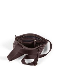 Brun lädertvärsöverväska med en strukturerad form, justerbar rem och flera zippered fack med ett mörkt tygfoder.