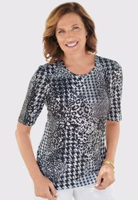 Kurzärmliges Oberteil mit einem schwarz-weißen Mischmuster aus Leoparden-, Hahnentritt- und abstrakten Designs; runder Ausschnitt und glatte Textur.
