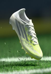 F50 Spark Fusion ποδοσφαιρικά παπούτσια, με σχέδιο λευκού και νέον κίτρινου χρώματος σε γκράντεντ, ελαφρύ υλικό, αεροδυναμικό σχήμα και υφή στην επιφάνεια.