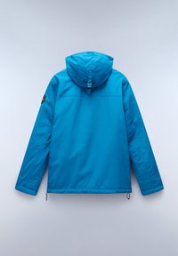 Giacca impermeabile blu con cappuccio, polsini elastici e orlo regolabile con cordino. Presenta una toppa con logo sulla manica sinistra. Texture liscia.