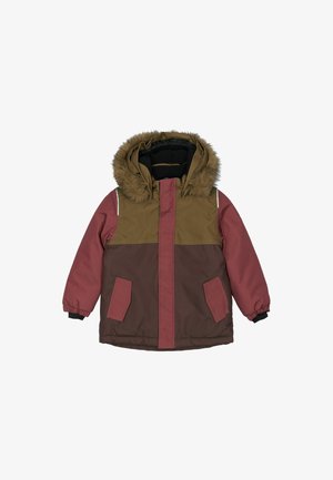 Barna és bordó párnázott kabát, bolyhos bélésű kapucnival, oldalsó zsebekkel és rugalmas mandzsettákkal a jobb illeszkedés és melegség érdekében.