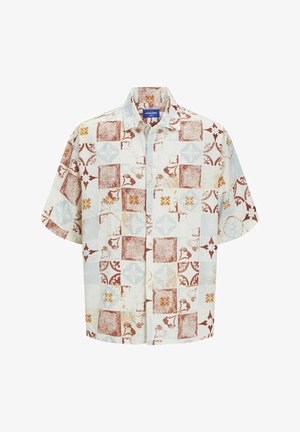 Rövid ujjú, világoskék és krémszínű gombos ing, foltvarrásos mintával, narancssárga, piros és barna virágmintákkal és kiegészítésekkel.