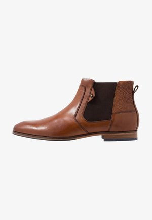 Botte Chelsea en cuir marron avec panneau latéral élastique, talon arrière texturé, détail pression latéral et talon en bois empilé bas.